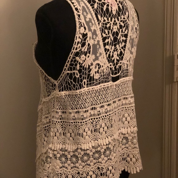 Long lace vest. Size Medium - Picture 2 of 3